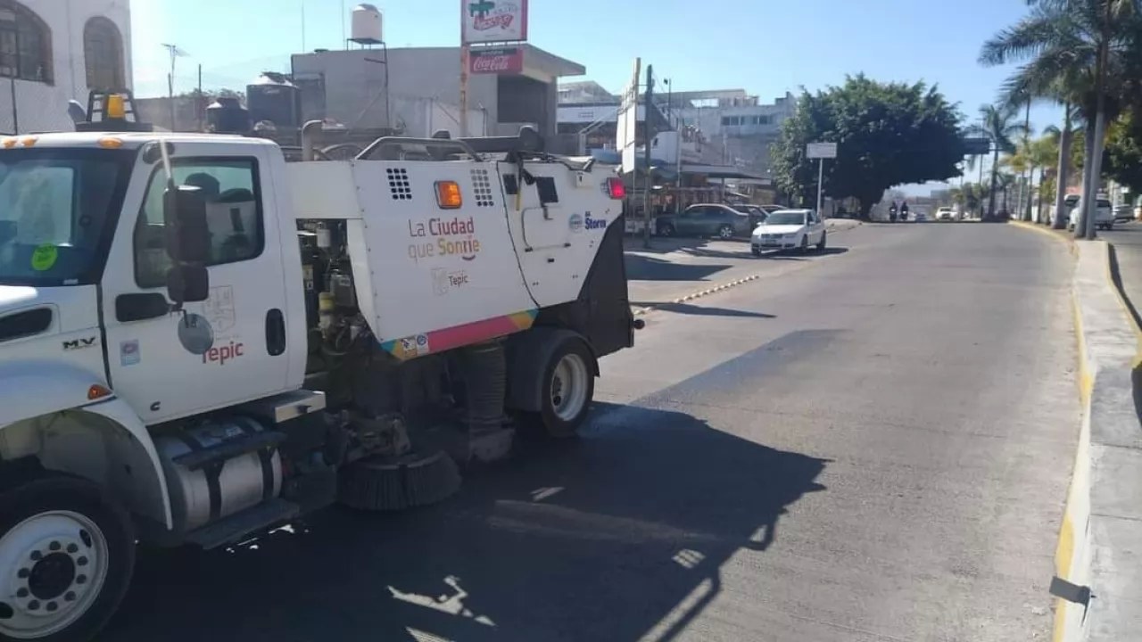 Gobierno de Tepic limpia nodo vial de la Cruz