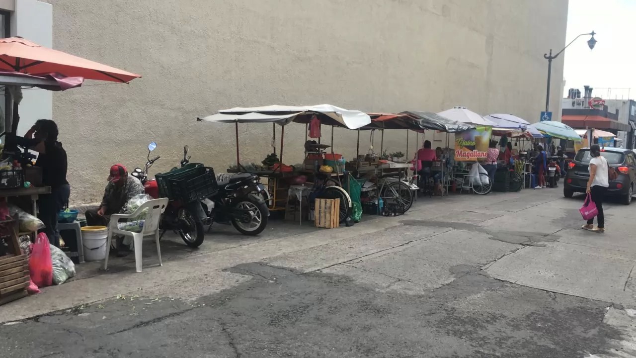 Divide opiniones el \"tianguis\" de la calle Zapata