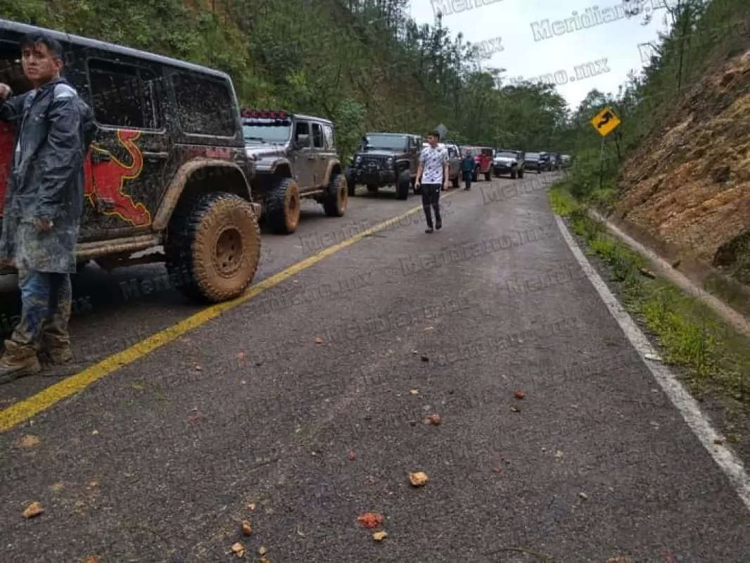 Rescatan a \"jeeperos\" en Talpa de Allende