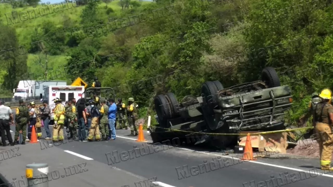 ¡volcó camión del ejército!