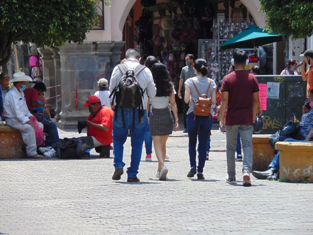 La vida sigue pese al semáforo rojo en Tepic