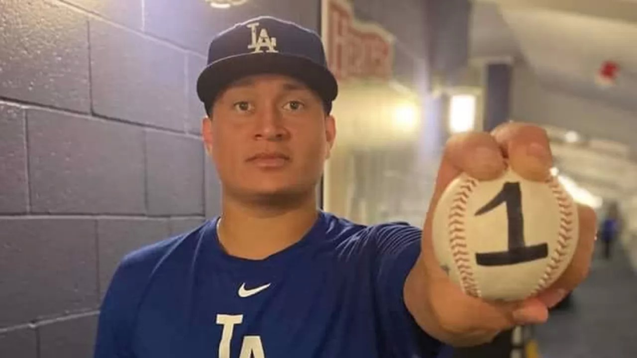 Víctor Aarón González cumple un año en la cima del béisbol