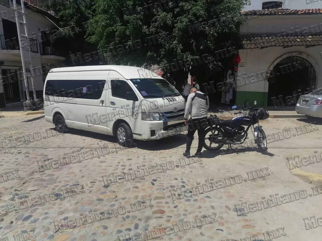 ¡taxi chocó con un motociclista!