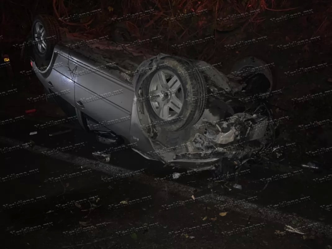 Dos heridos tras volcadura en la 200