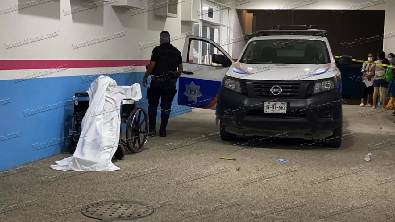 ¡murió afuera de un hospital!
