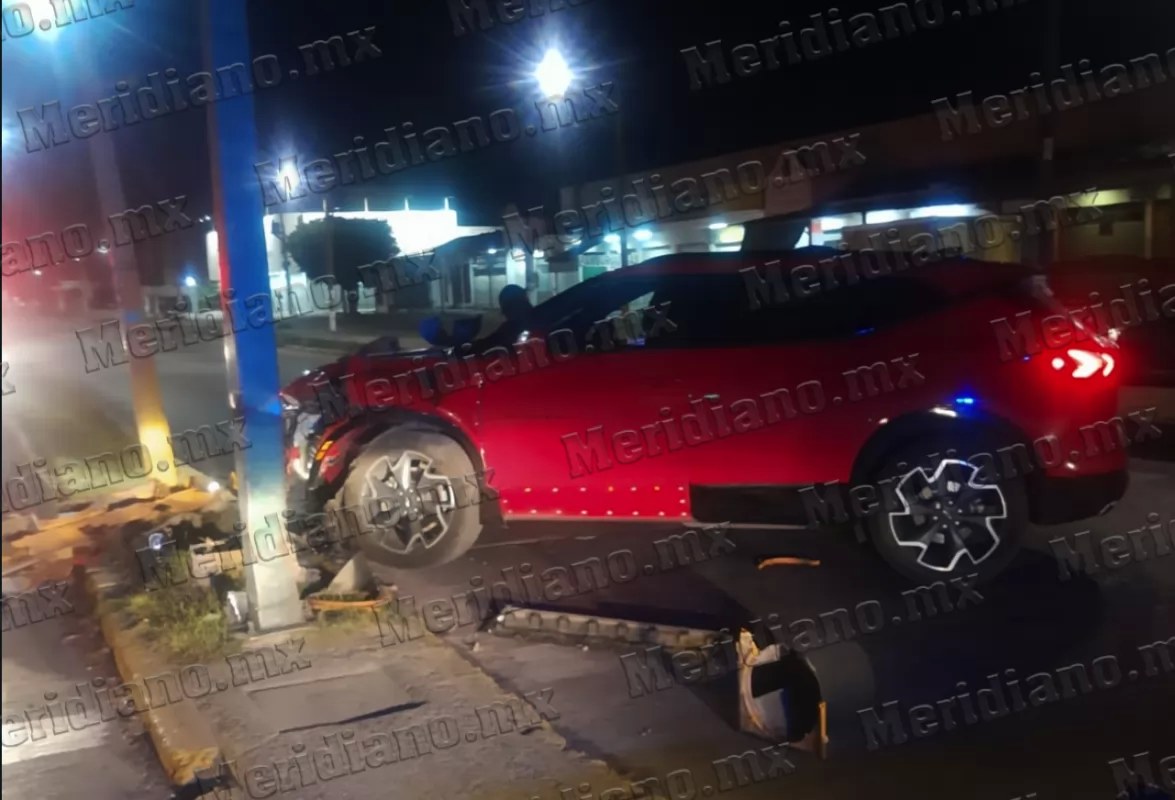 ¡se le atravesó un poste!