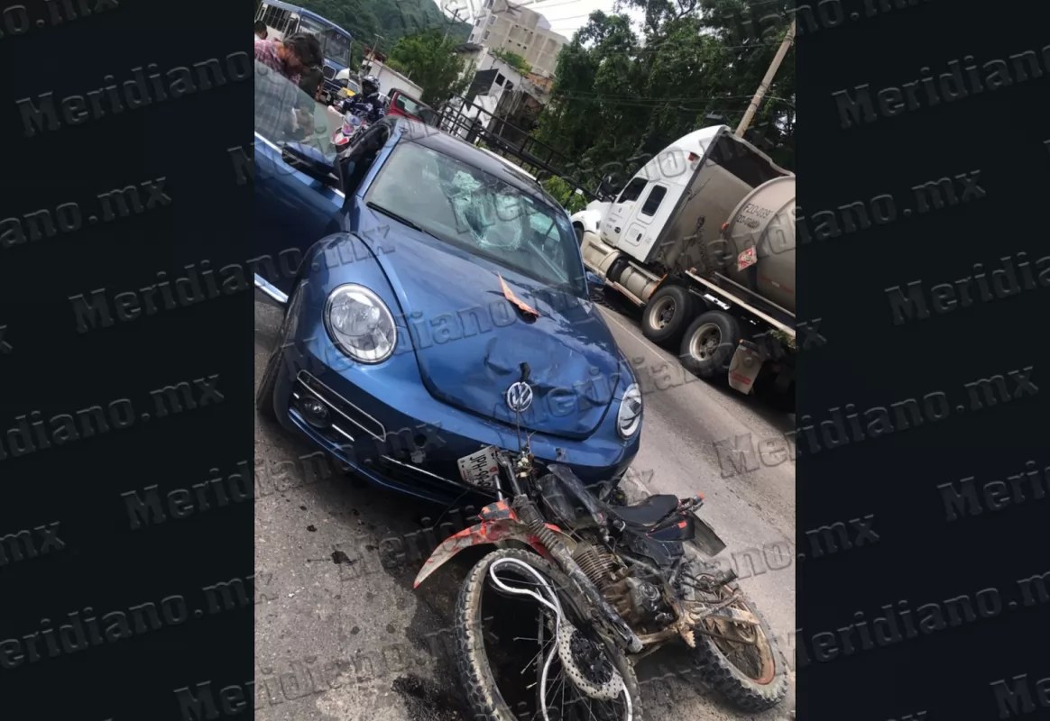 ¡chocó pareja y se quemó motocicleta!