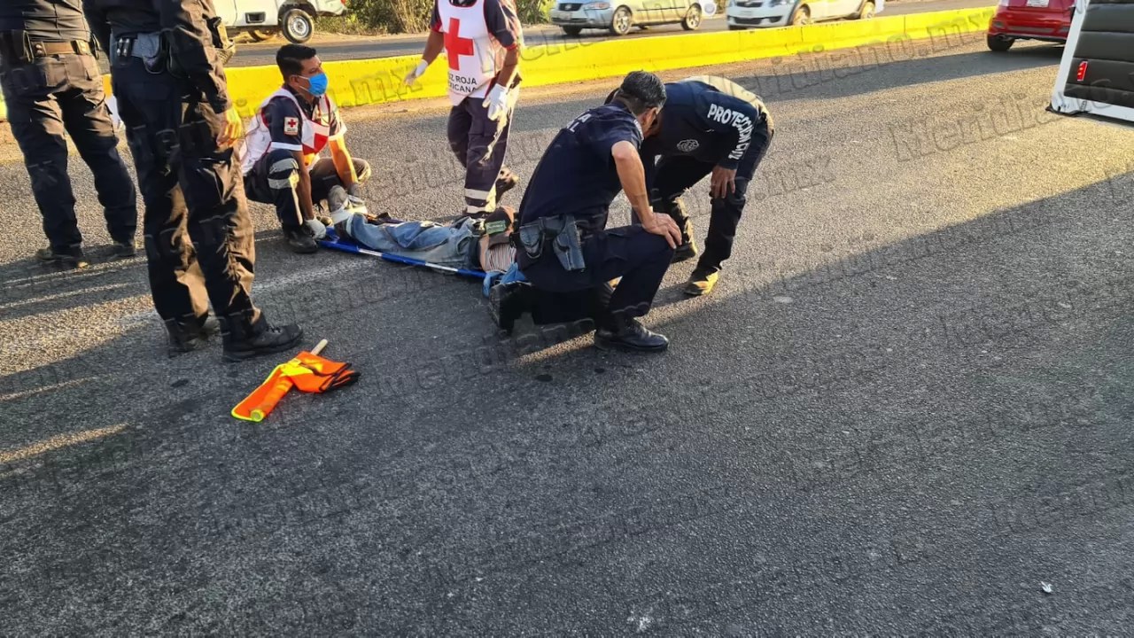 Auto fantasma arrolla a un adulto en el libramiento carretero