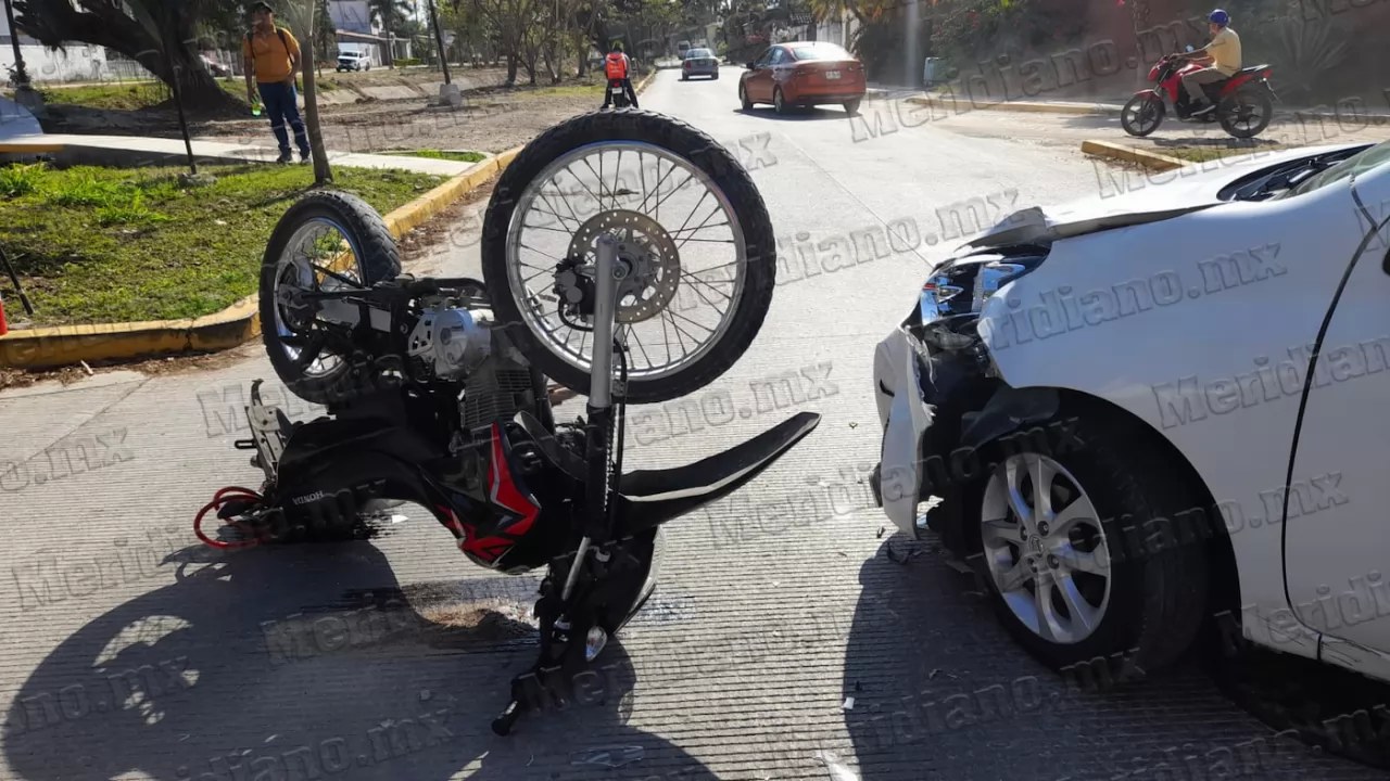 La libró de milagro, moto chocó contra un nissan