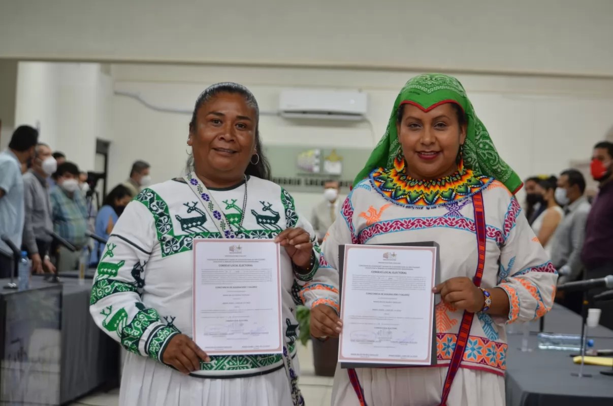 Entregan constancias a los nuevos legisladores de Nayarit