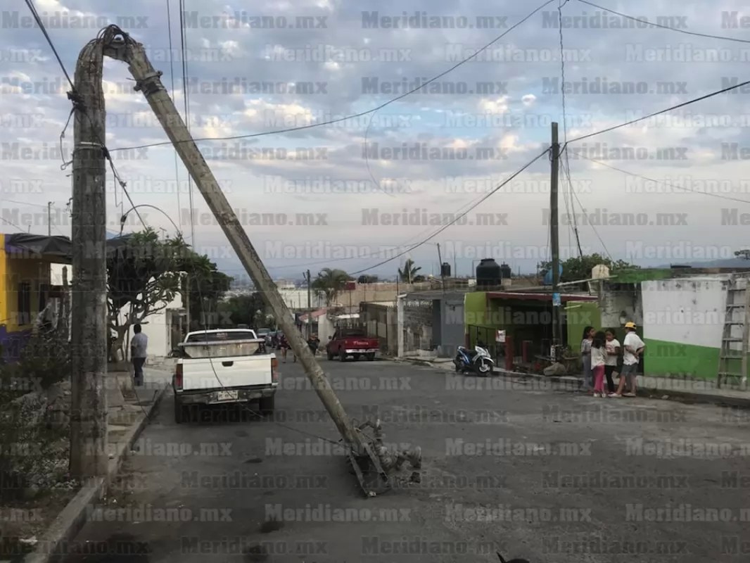 Postes de la CFE en mal estado ponen en riesgo la vida de los tepicenses
