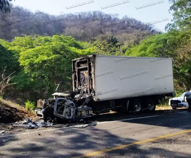 Le explotó el motor y terminó en llamas
