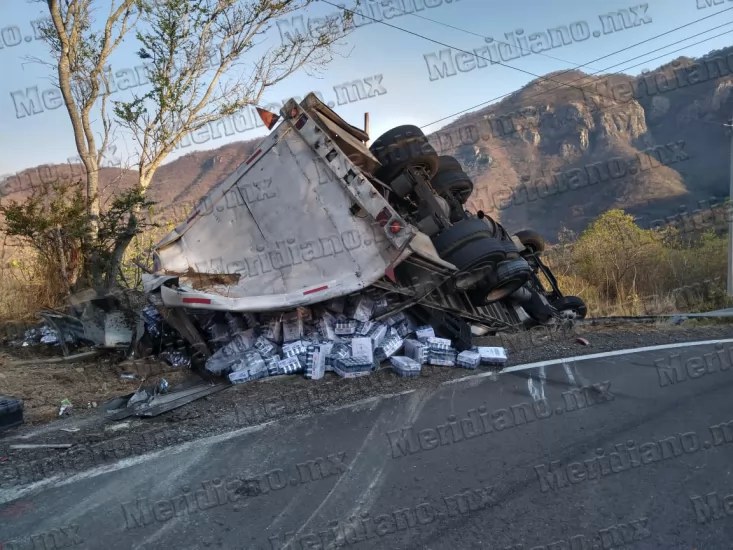 ¡volcó camión cargado de cerveza!