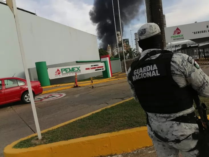 Siete heridos tras incendio en refinería Lázaro Cárdenas