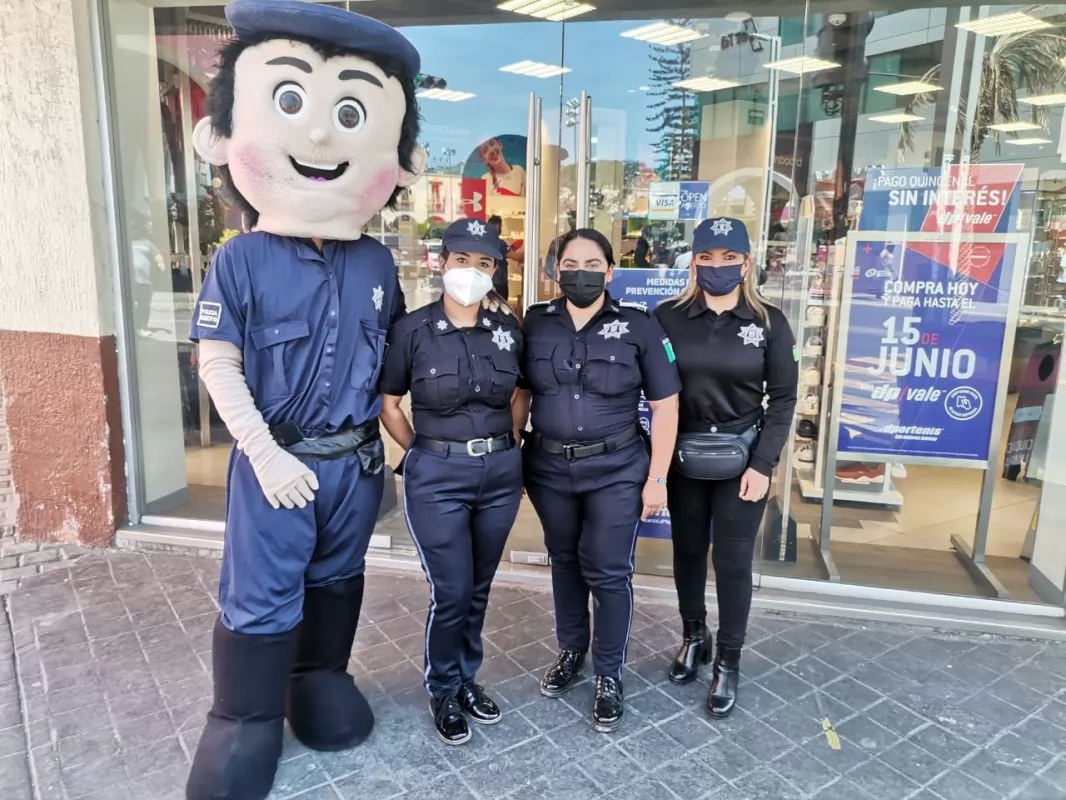 Niños ponen ejemplo en cruce de calles