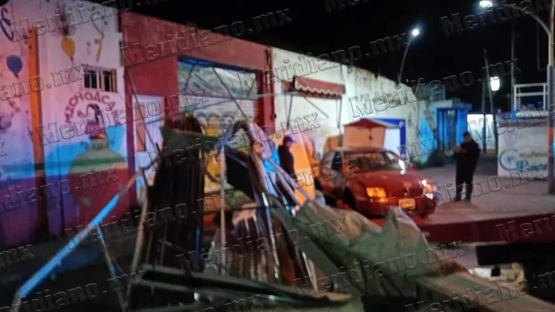 Vehículo se impacta contra puestos comerciales en el Bulevar Tepic-Xalisco en Tepic