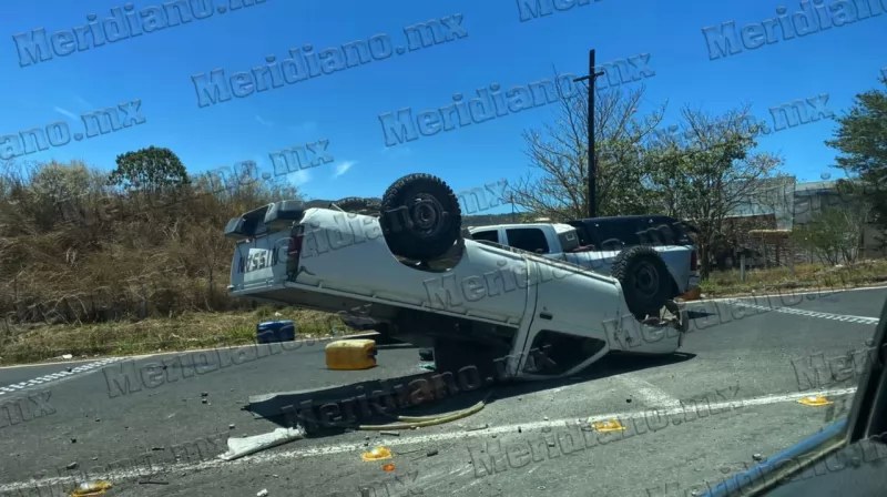 ¡vuelca camioneta en la carretera 200!