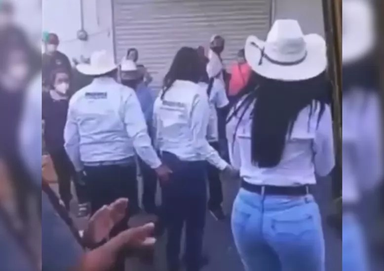 Video: Candidato de Morena a la gubernatura de Zacatecas es captado dando nalgada a mujer