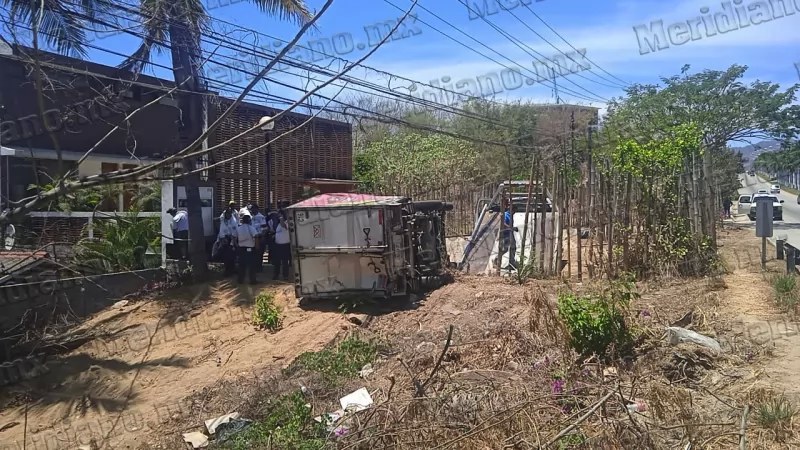 ¡camión choca y vuelca a camioneta!