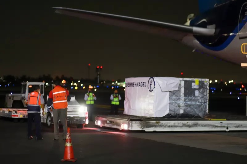 México recibe primer cargamento de vacunas contra Covid-19 de COVAX