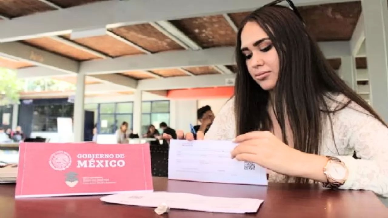 Anuncian fechas y cedes para entrega de becas