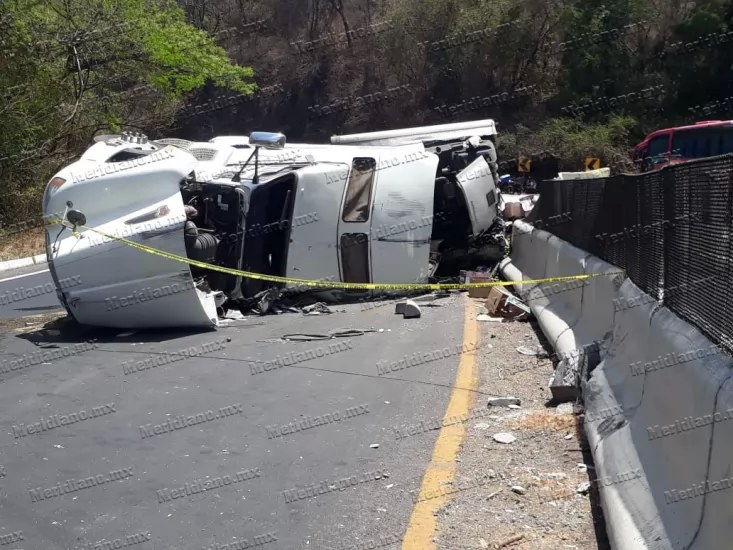 Trailer volcó cargado de limones