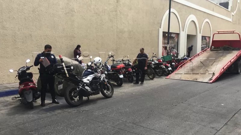 Motociclista despistada, estaciona unidad sobre zona prohibida y se la llevan al corralón