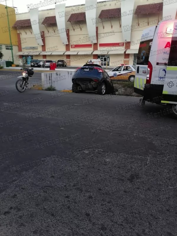 ¡camioneta choco y cayo a un canal!