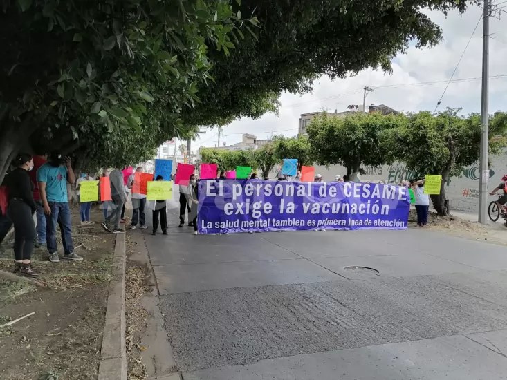 Trabajadores del CESAME bloquean avenida Insurgentes exigen vacuna COVID-19
