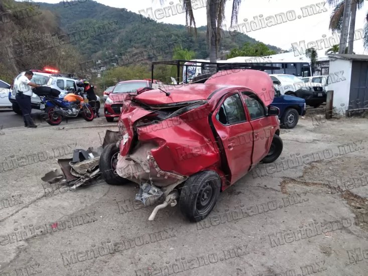 ¡camion chocó y destrozó un auto!