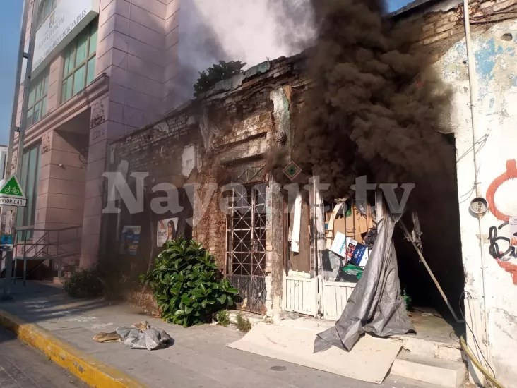 Arde vivienda abandonada en pleno Centro Histórico de Tepic