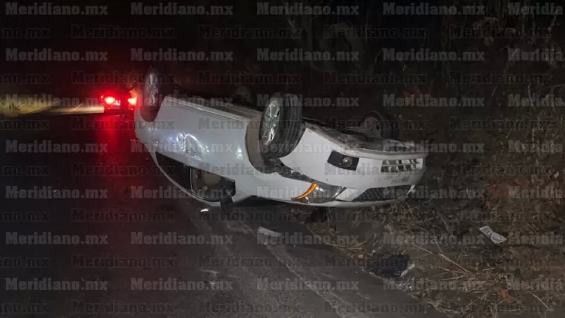 Abandonan Sentra volcado en carretera a Bellavista