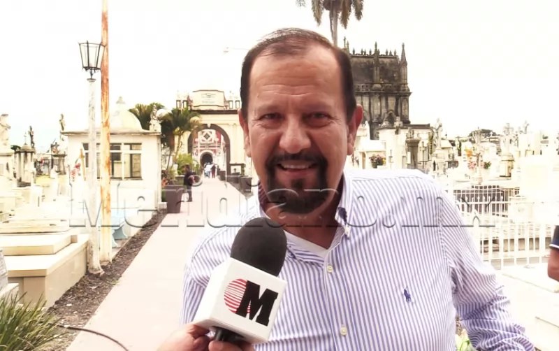 Manuel Cota visita la tumba de su madre “Doña Irene”