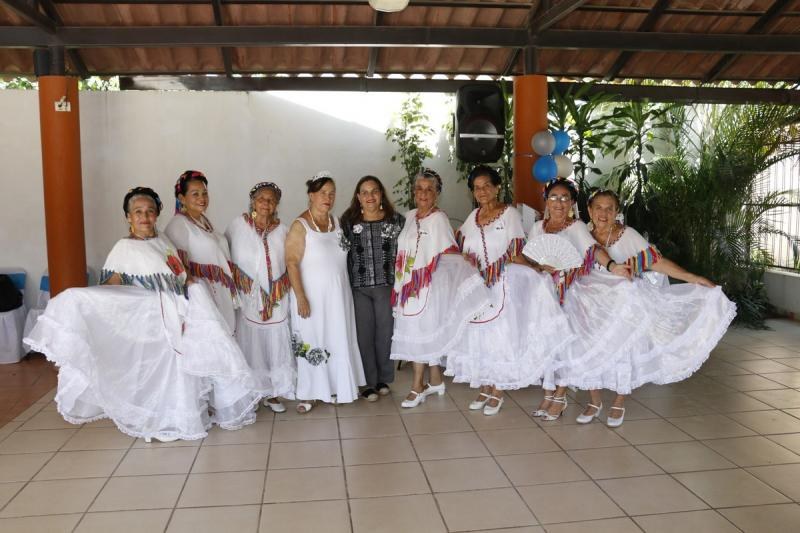 Adultos Mayores Agradecen Labor de Candelaria Tovar
