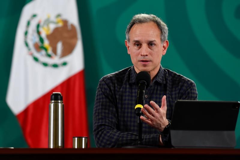 López-Gatell sale del hospital, seguirá bajo observación médica: Salud