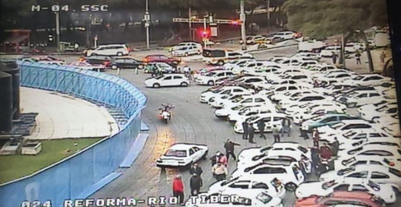 Taxistas se manifiestan en la CDMX en contra de las apps