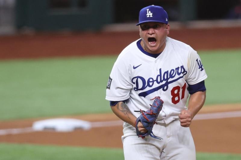 Víctor González, cuarto lanzador mexicano en ganar un juego de Serie Mundial
