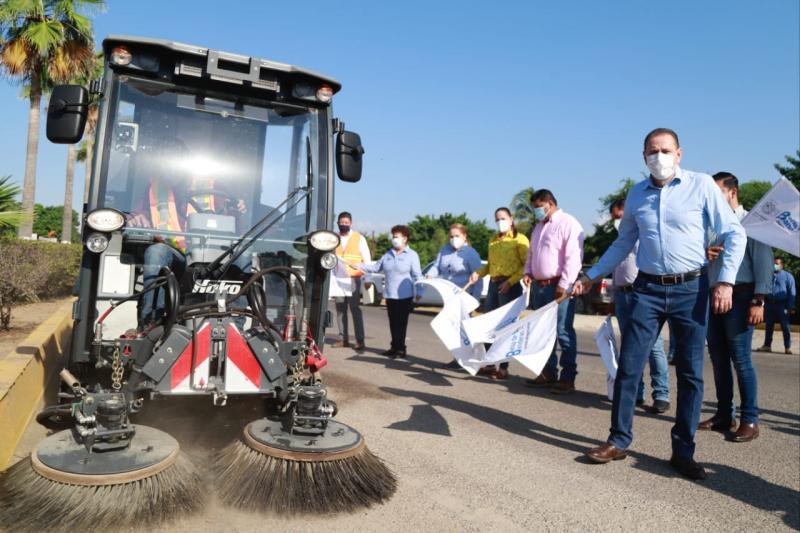 Entrega Jaime Cuevas nueva barredora para vialidades y espacios público más limpios