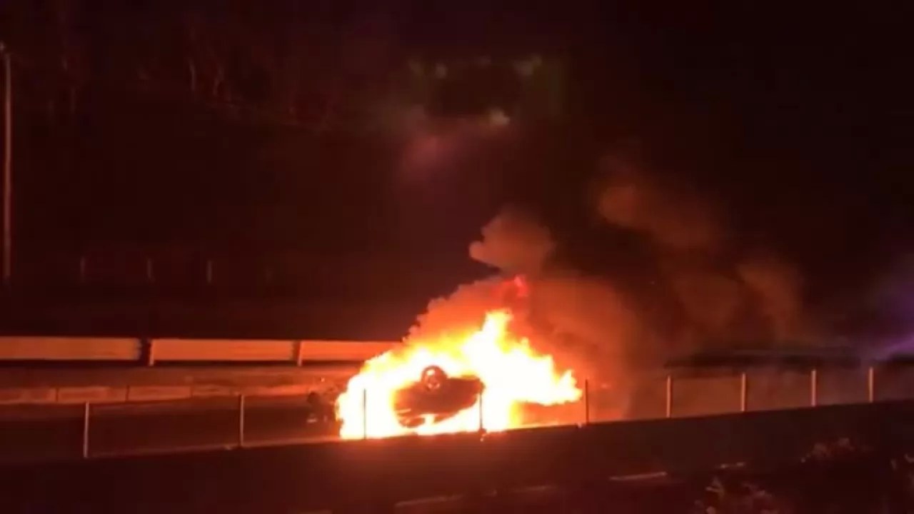 Se vuelca e incendia lujoso Mercedes Benz