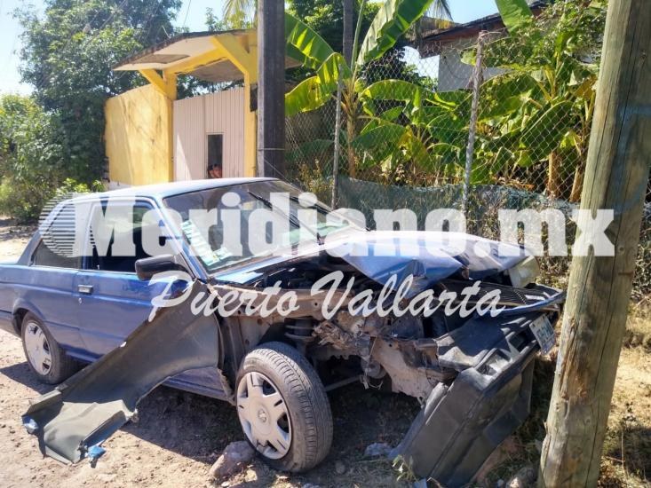 En la colonia el mangal…  ¡auto chocó  con un poste!