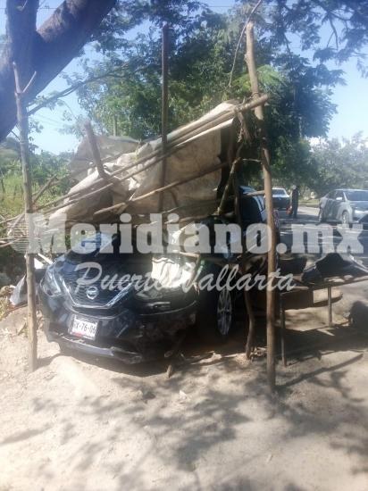Frente al poblado el colorado…  ¡choco con un auto y contra una palapa!