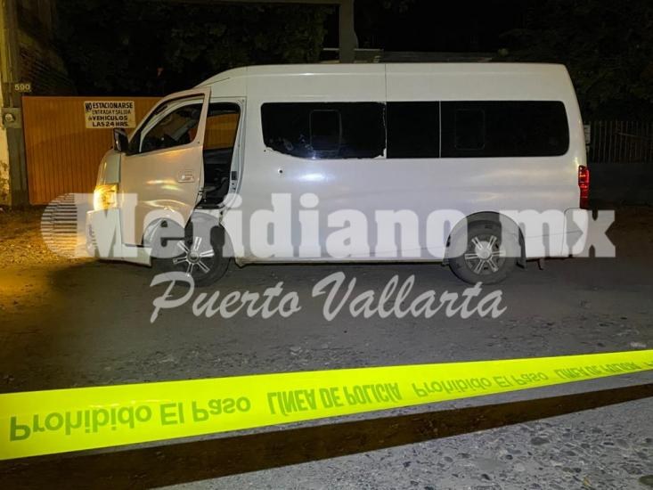 Entre mezcales y san vicente… ¡balearon una combi!