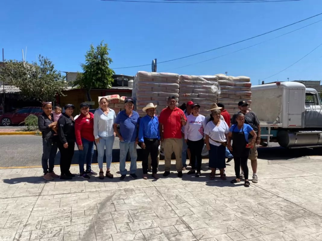 “Fugio” Ortiz y regidoras Erika López y Luz Covarrubias entregan apoyos a las familias de Compostela