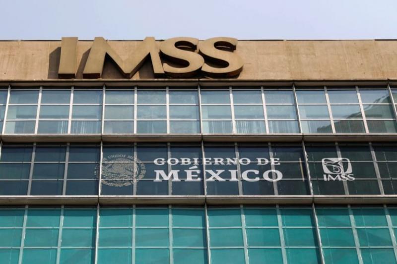 Funcionarios del IMSS vinculados a proceso por contratos a sobreprecio