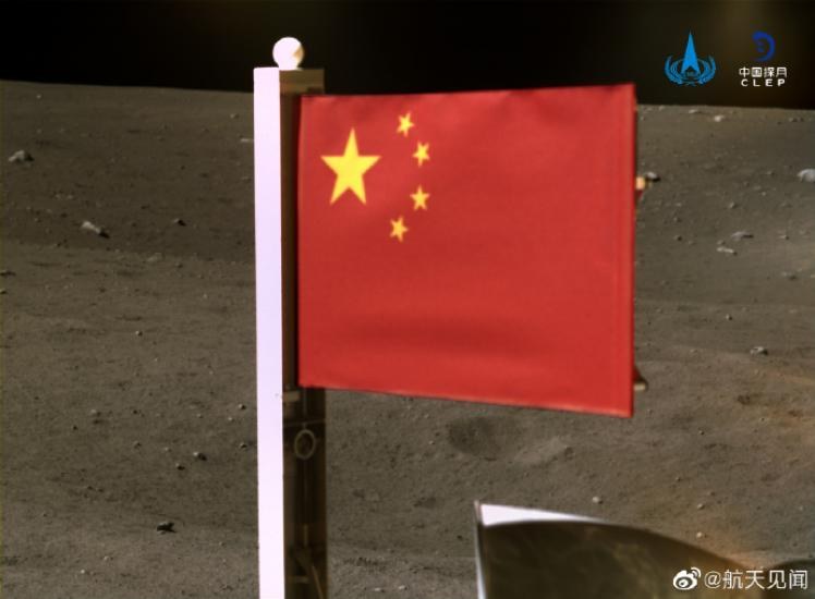 Sonda espacial Chang’e-5 despliega bandera de China en superficie lunar