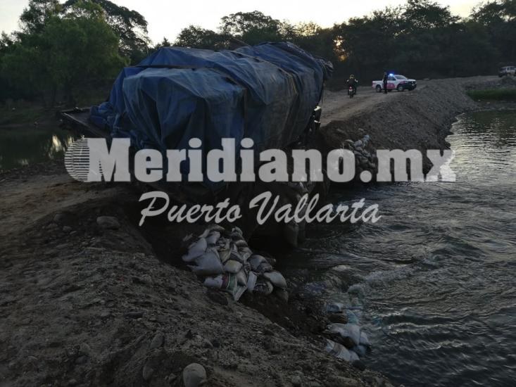 En el primer “paso del guayabo”…  ¡por poco vuelca torton cargado!