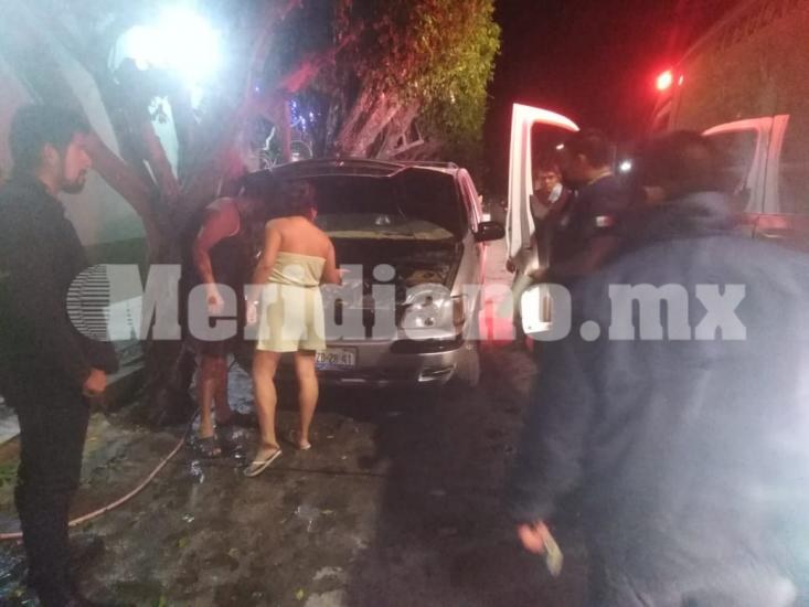 En colonia la primavera…  ¡se quemaba  un vehículo!