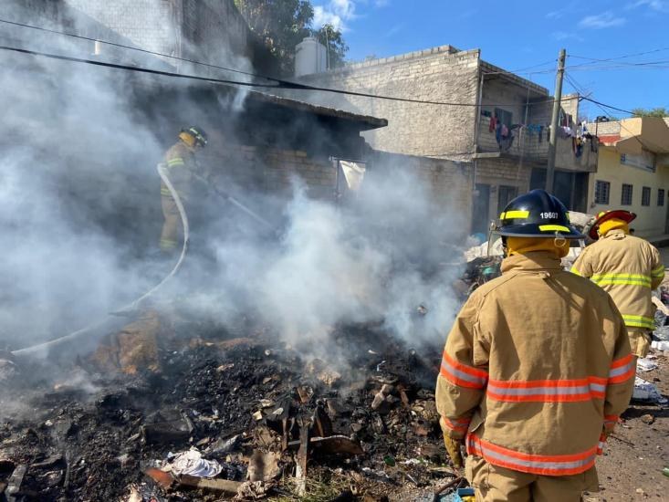 Sofocan incendio en una vivienda de la colonia Los Pinos en Tepic