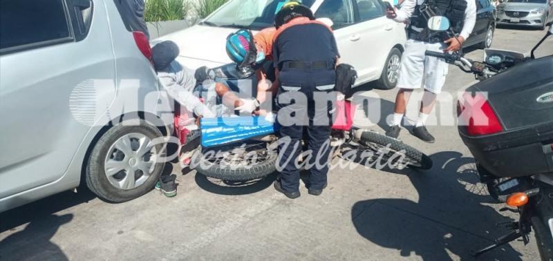 Al derrapar con su moto… ¡motociclista fracturado!