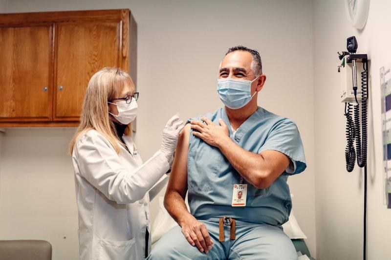 Dr. Andrés Smith, el primer mexicano en ser vacunado contra la COVID-19